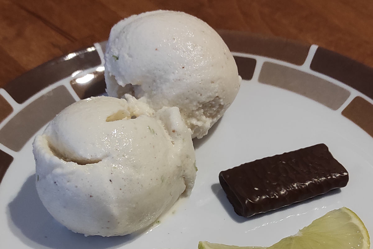Glace à l'amande, noix de coco et citron vert